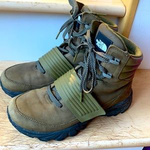 North face hiking boot with Vibram sole: women’s 9